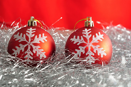 庆典装饰风格红色圣诞球背景图片