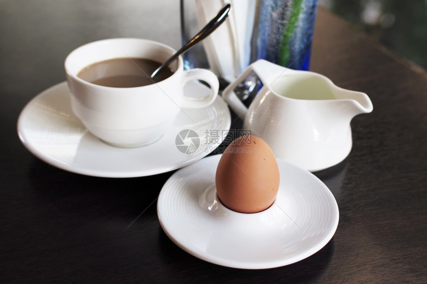 卡布奇诺咖啡和煮鸡蛋图片