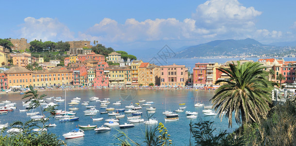 莱万蒂风景优美意大利的寂静湾以多彩的外表和帆船旅游图片