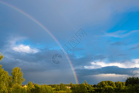 戏剧丰富多彩的明亮虹在俄罗斯的夏日与阴暗乌云天对立图片