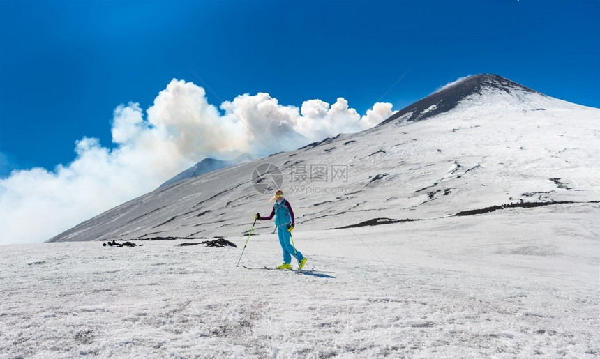 女孩在雪山上滑雪图片