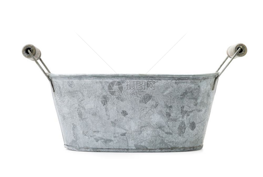 陈旧的白色古陈老生锈的锌涂层洗碗盆在白色背景上隔绝图片