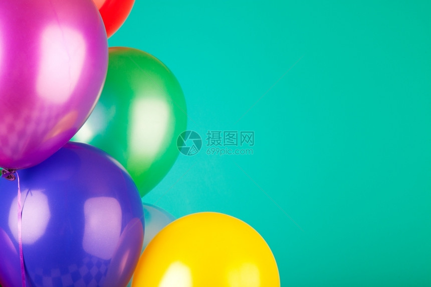 蓝色的庆典紫红绿黄气球在蓝色彩背景和可复制空间的蓝色背景上制作一个完美的礼品标签为了图片