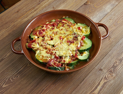 骨髓塞满西葫芦配奶酪和红柿FrndaKymalKabak土耳其美食番茄背景图片