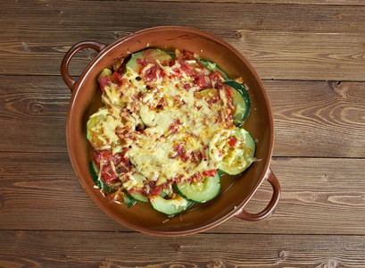 番茄餐具西葫芦配奶酪和红柿FrndaKymalKabak土耳其美食卡巴克背景图片