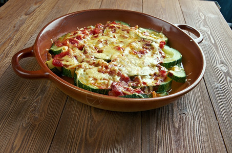 夏南瓜烘烤的塞满西葫芦配奶酪和红柿FrndaKymalKabak土耳其美食背景图片