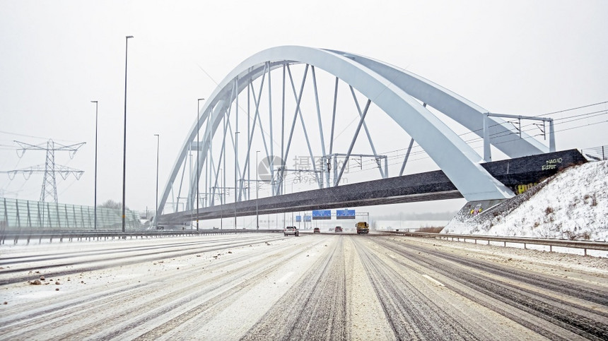 路天气冬季荷兰Muiderberg附近的SnowyZandhazen桥旅行图片