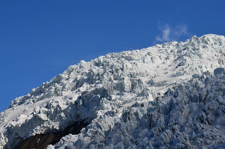 被雪覆盖的山和森林高清图片