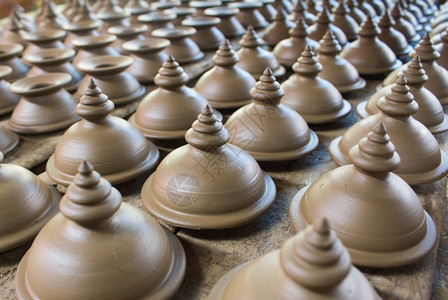 一种陶瓷制品泰国手工作的一排土器组黏图片