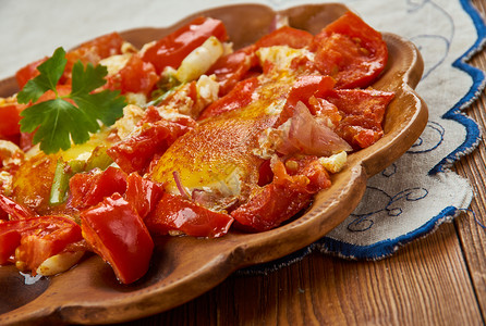 食物新鲜的鸡蛋配番茄简易阿富汗式早餐木制的图片