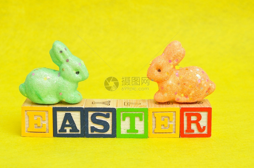 丰富多彩的春天复活节拼写成字母块和多彩兔子乐趣图片