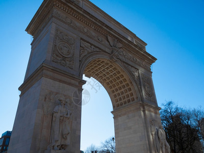 在纽约市华盛顿广场的著名拱门上被命为华盛顿广场建造筑学正方形背景图片