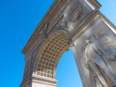 建筑学老的在纽约市华盛顿广场的著名拱门上被命为华盛顿广场历史背景图片