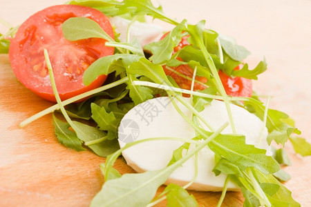 火箭沙拉加番茄和莫扎里拉苦的芝麻菜意大利语图片