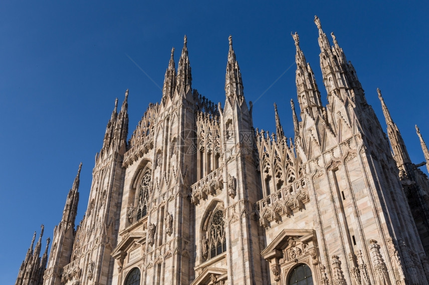 意大利米兰Duomo大教堂屋顶正面建造图片