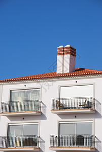 屋顶瓷砖白色经典传统和建筑蓝色天空白的图片