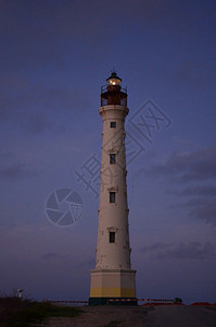 阿鲁巴岛旅行的灯塔照亮了黎明沿海图片