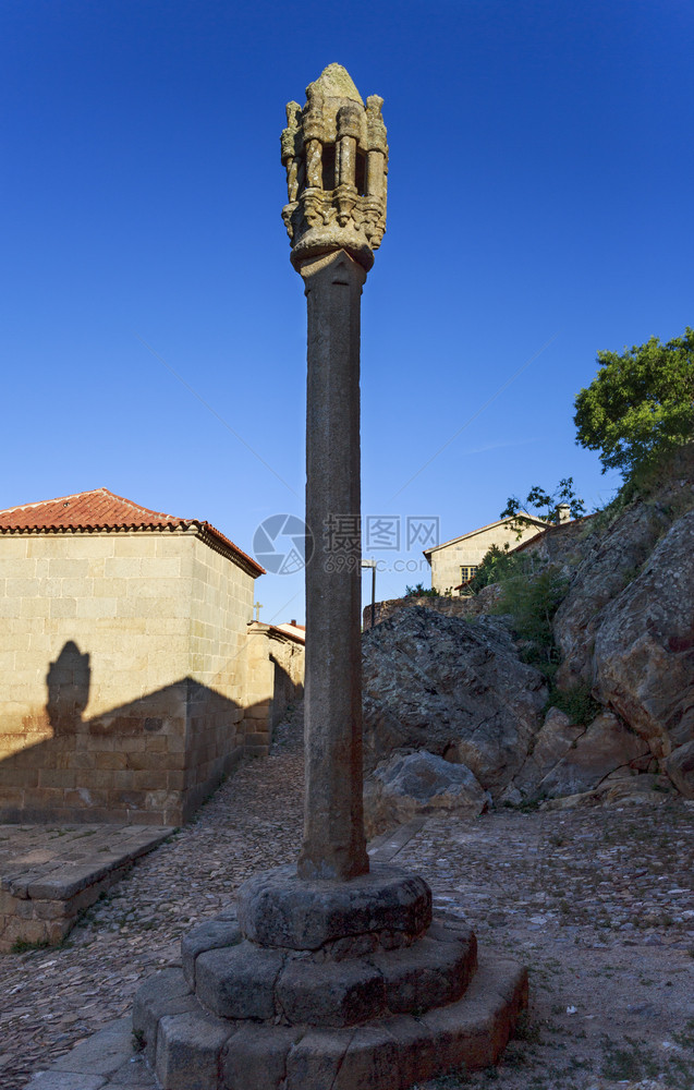 16世纪初在葡萄牙历史悠久的CasteloRodrigo村中诞生了四条八角阶梯以上有柱子和顶层笼的曼努林建筑图案堡垒脚步建筑学图片