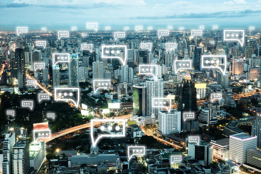 形象的商业征城市夜光中景观上方的通信聊天图标城市夜光中景观上方的通信聊天图标图片