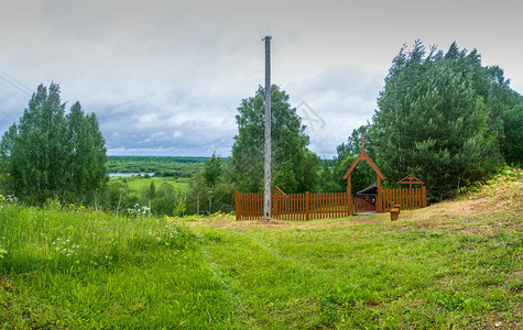 在俄罗斯科托马州Sharinsky区Rozdestvenskoe村附近的Vetluga镇的Abbot位于可文巴纳斯森林可敬维鲁加背景图片