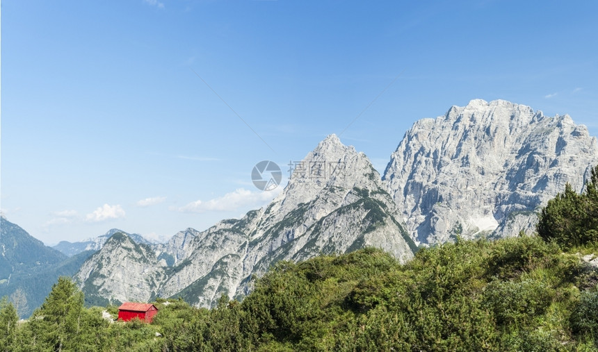 远处的雪山和小屋图片