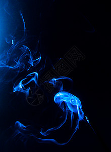 奥夫钦尼科夫抽烟海浪艺术在黑色背景上流出蓝烟雾孤立设计图片