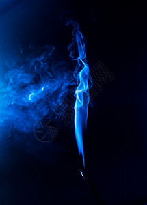 奥伯霍夫光滑的在黑色背景上流出蓝烟雾孤立颜挥手设计图片