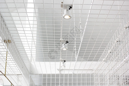 现代悬挂灯在天花板上挂亮灯白色的炽绞刑图片