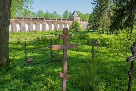 十字架公墓墙俄罗斯Yaroslavl地区Borisoglebsky修道院东正教古老的叉背景