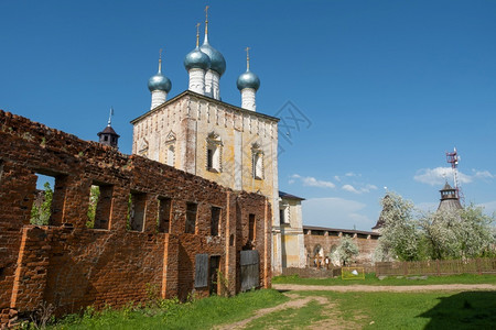 祈祷俄罗斯亚拉夫尔寺院Yaroslavl的角落之一建造古老的图片