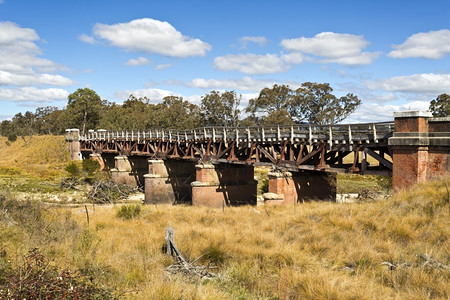堕落被遗弃的拥有澳大利亚新南威尔士泰特菲德河登新南威士丹特菲德澳大利亚上空的阳光滨铁路桥18年用铁叉硬木建造现已破旧失修背景图片
