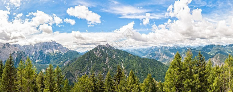 地标塔维西奥充满森林蓝天空和意大利阿尔卑斯山云的贝蒂丰全景卢萨里图片