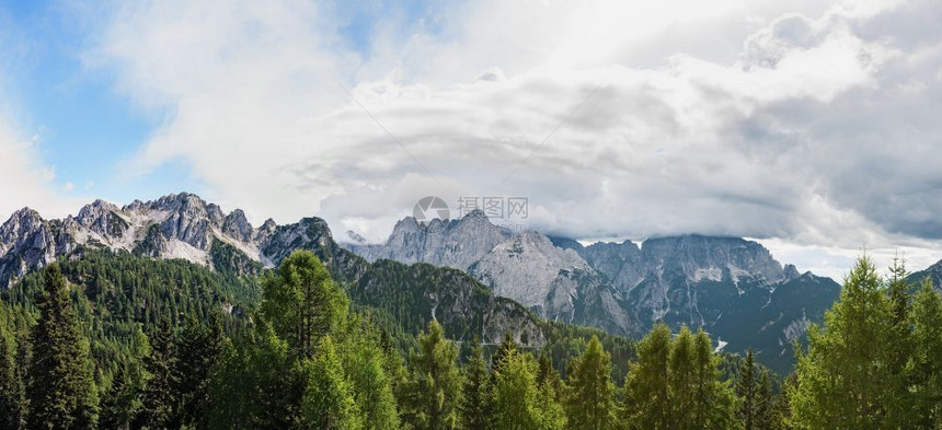 美满充森林蓝天空和意大利阿尔卑斯山云的贝蒂丰全景旅游观图片