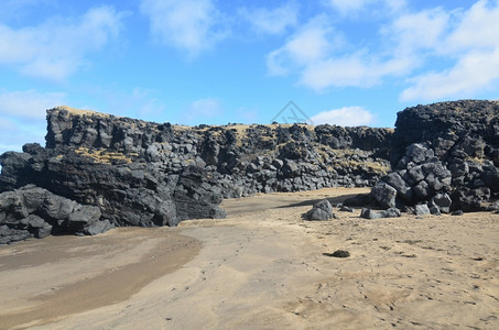 冰岛的黑色岩石山景观图片