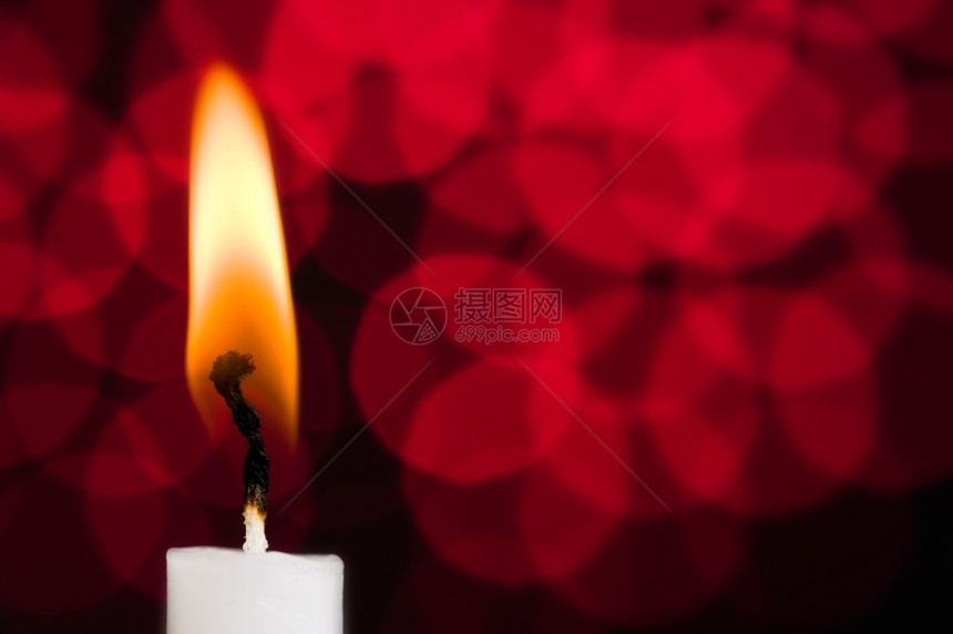 水平的复制一个白蜡烛烧着红色闪发光的背景颜色图片