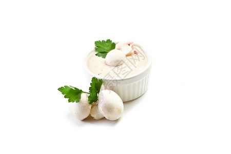 香菜碗白色背景的美味自制蘑菇酱美味的图片