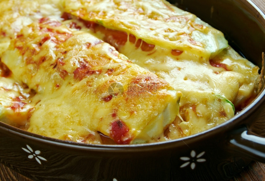 烘烤的帕尔马干酪夏南瓜奶和西红柿意大利面食配奶酪和西红柿图片