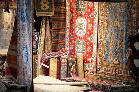 许多彩色地毯在店铺出售纳达林波斯语装饰品图片