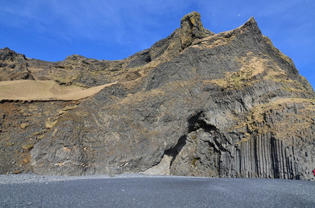 风景优美玄武岩柱黑沙滩上层的石构造地质结维克图片