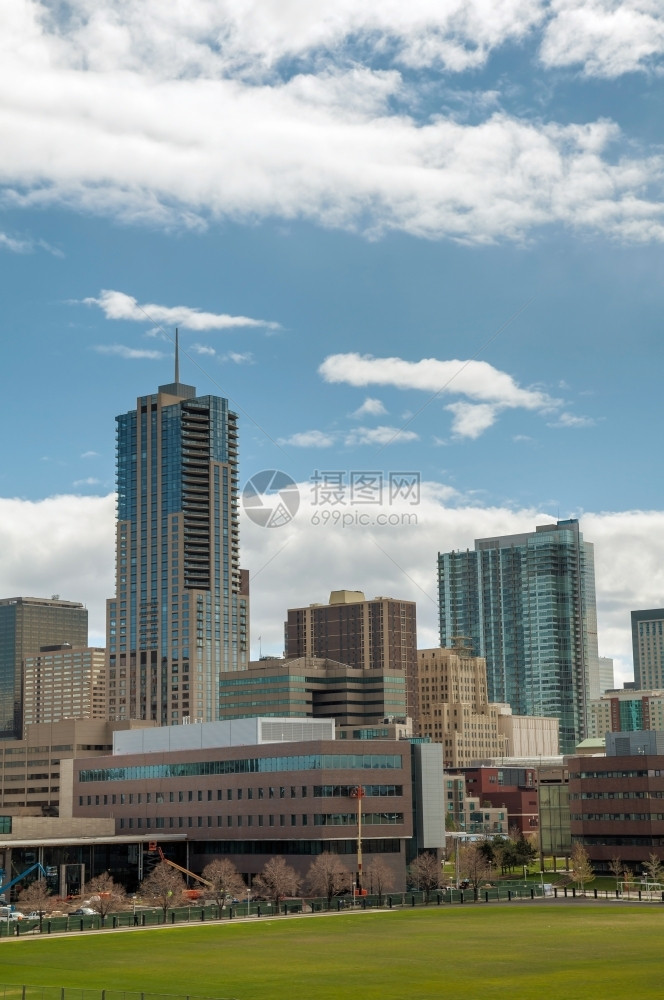 天际线空一种丹佛市中心城景色在阳光明媚的一天图片