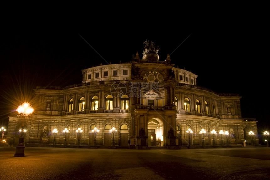 建筑学老的歌剧深夜在德累斯顿的出名和美丽Semperoper图片