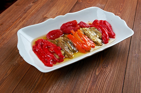埃斯卡利巴达Escalivada传统加泰罗尼亚菜熏烤煎茄子和配橄榄油的胡椒盘子素食主义者烟背景