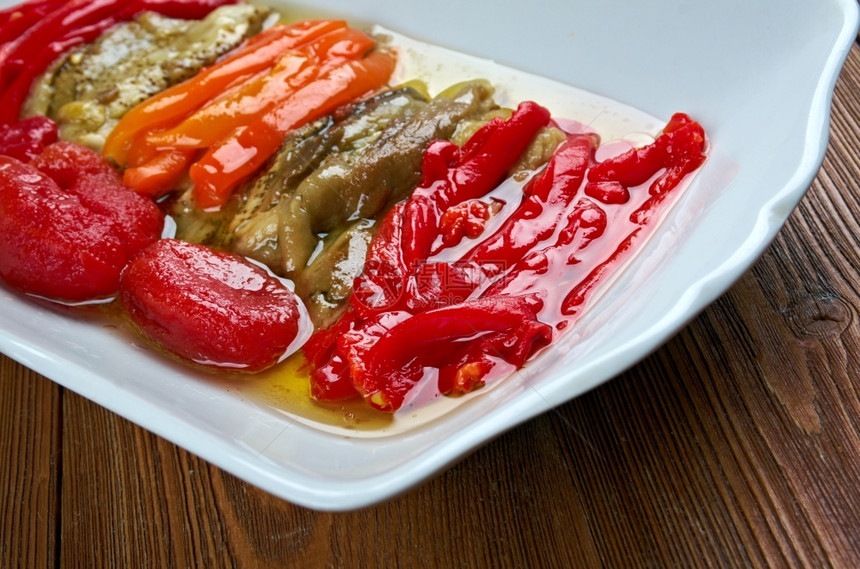 西班牙语去皮洋葱Escalivada传统加泰罗尼亚菜熏烤煎茄子和配橄榄油的胡椒图片