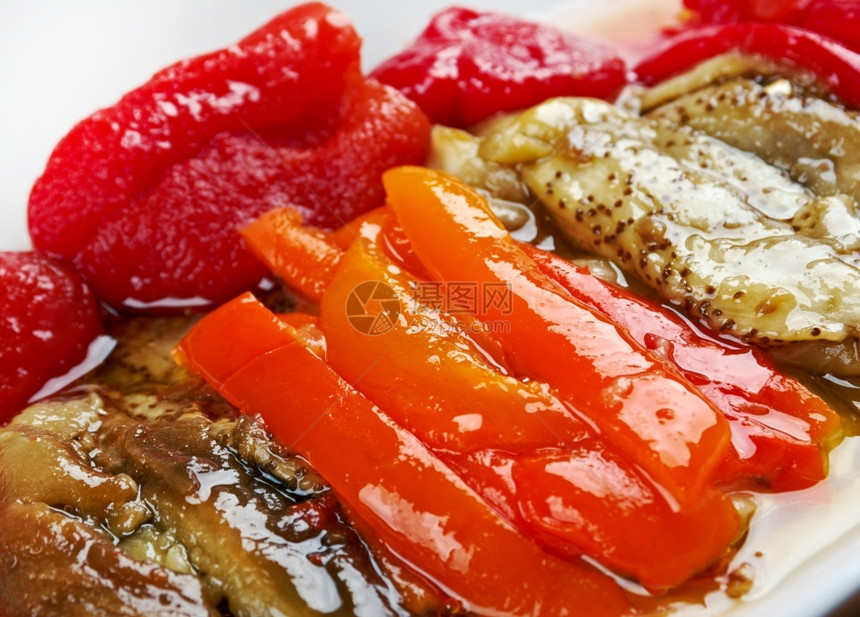 小吃加泰罗尼亚语西班牙Escalivada传统加泰罗尼亚菜熏烤煎茄子和配橄榄油的胡椒图片