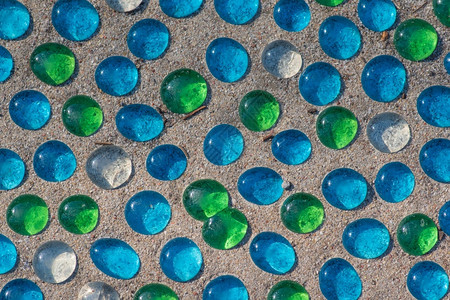 圆形的白色蓝和绿的沙上玻璃珠白色的几何图片