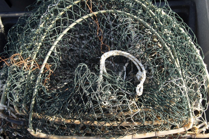 佩斯纵坐标安排好的架码头设备上安装的渔绳网和浮标以及安排的渔绳网和浮标已安排图片