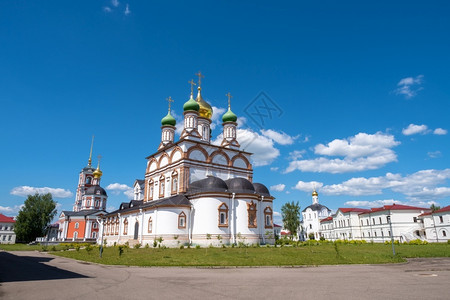 谢裕大云VarnitskyTrinitySergius修道院在雅罗斯拉夫尔地区罗斯托夫VelikyVarnitsa村在夏日瓦尔尼察天空背景