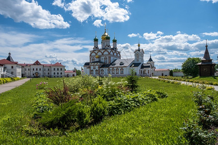 谢裕大正统VarnitskyTrinitySergius修道院在雅罗斯拉夫尔地区罗斯托夫VelikyVarnitsa村在夏日谢尔吉耶夫背景