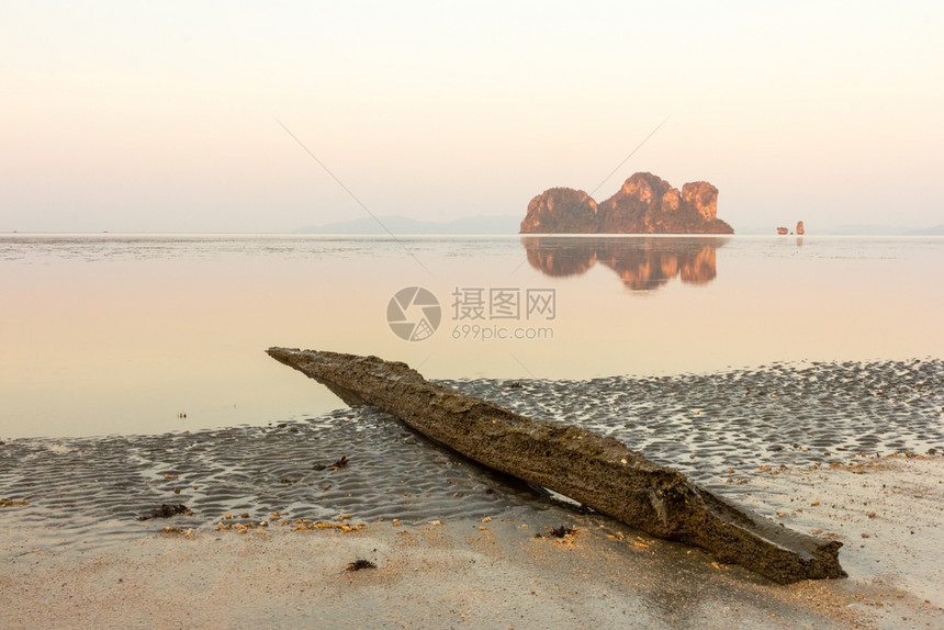 黎明日出海伦泰国川省华兴海滩石灰岩岛屿的海滩和反射记录泰国勃州华欣海滩图片