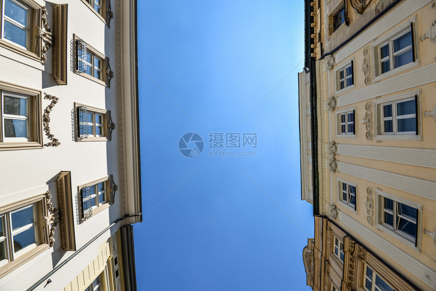 提高夏天建筑仰望空从下往上看房子仰望天空的建筑底部图片